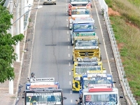 a-invaso-da-copa-truck-em-curvelo-com-o-desfile-dos-burtos-pelas-ruas-da-cidade---foto-duda-bairroscopa-truck_44643470615_o