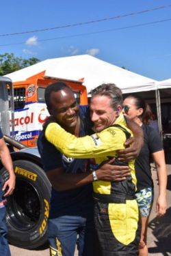 Felipe comemora com equipe